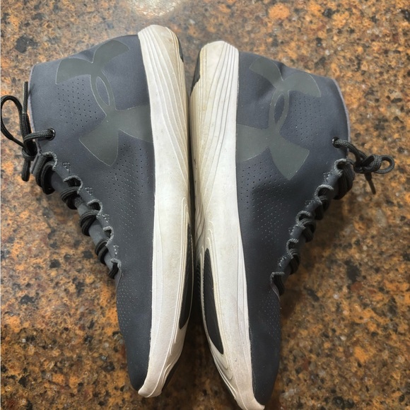 Under Armour gray tennis shoes. SZ. 6.5 - Picture 2 of 3